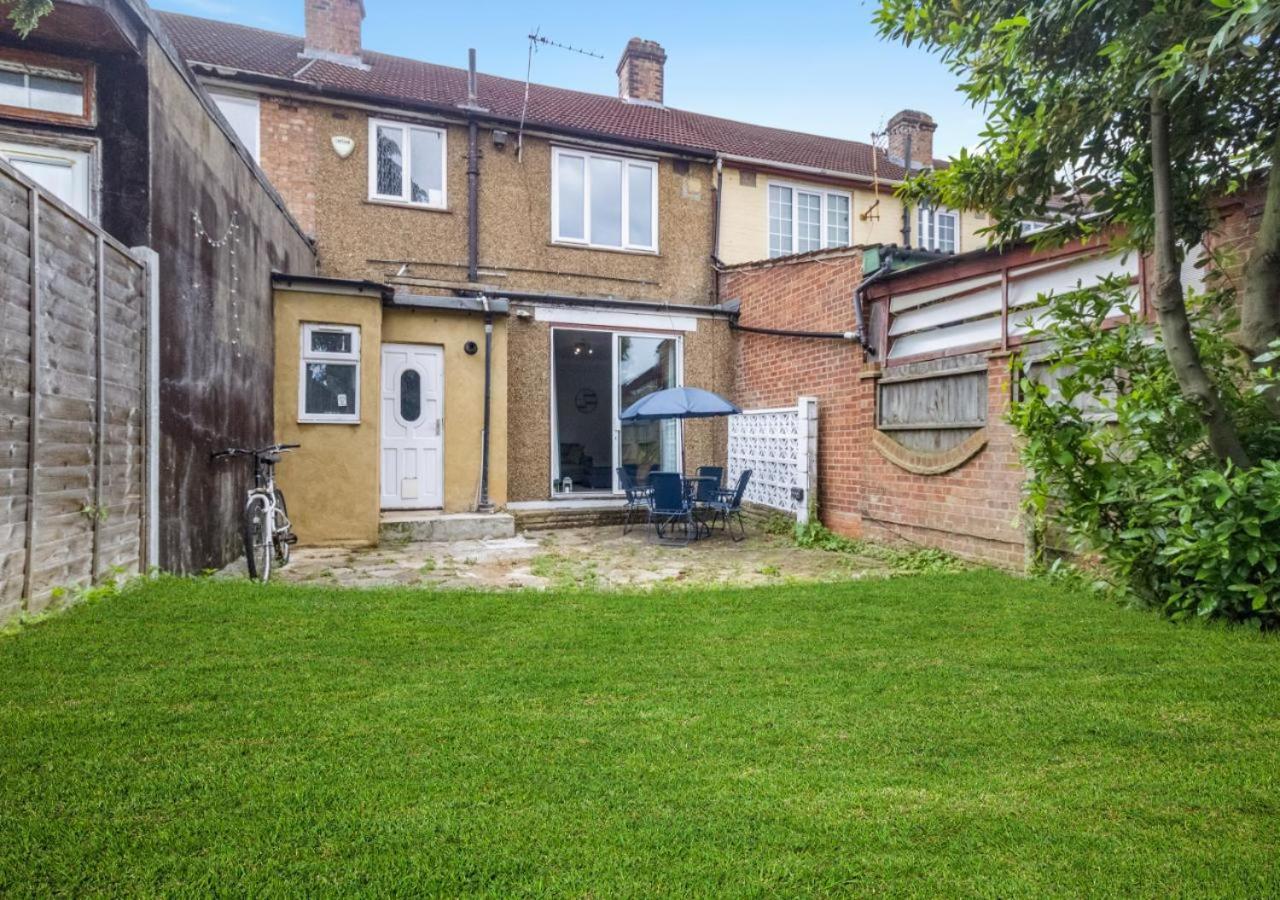Comfortable & Convenient Spacious Private In Downshill Way Appartamento
